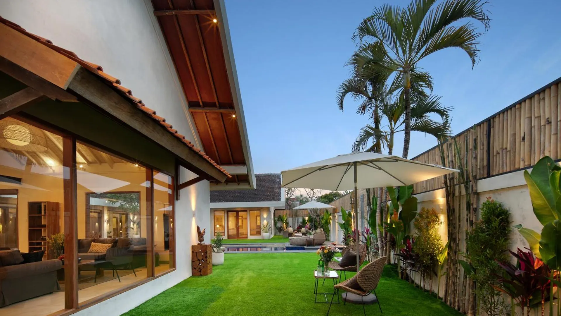 New, Seminyak 8 Bed,10 Bath Villa, Best Location 别墅 塞米亚克