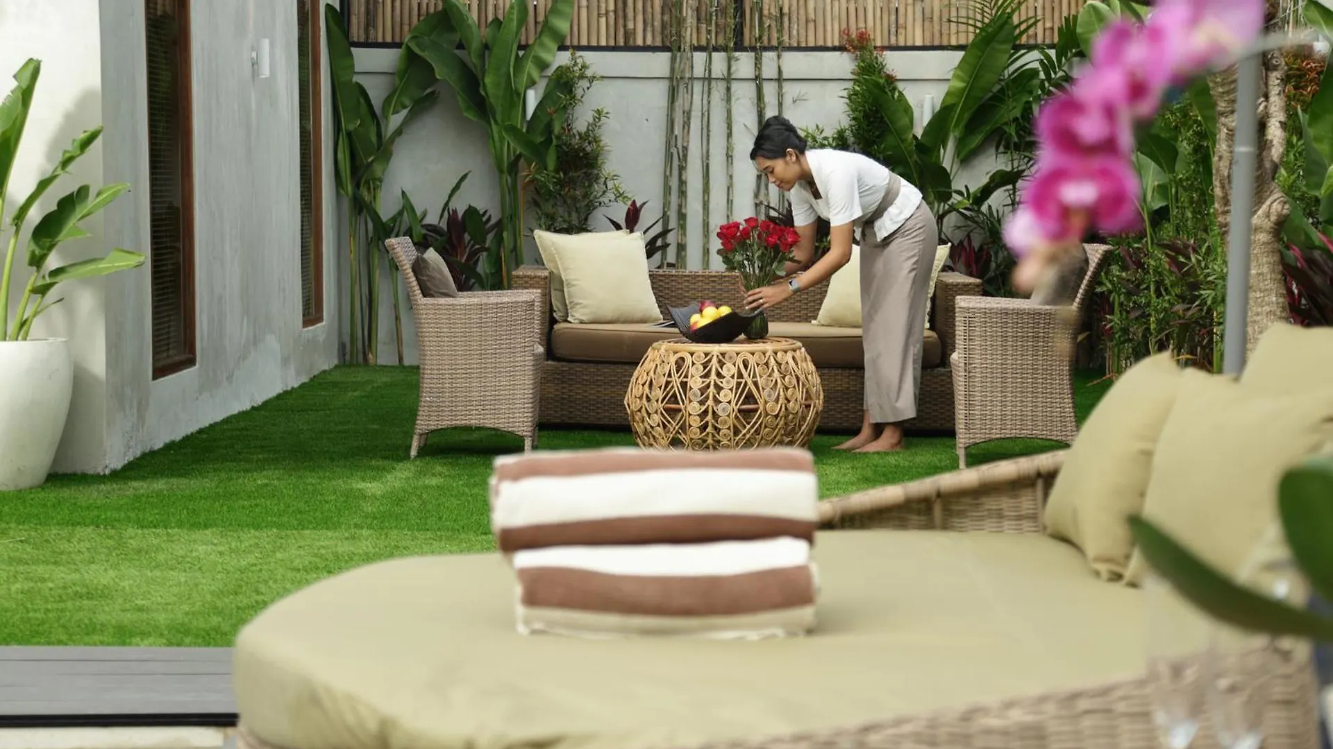 New, Seminyak 8 Bed,10 Bath Villa, Best Location 塞米亚克