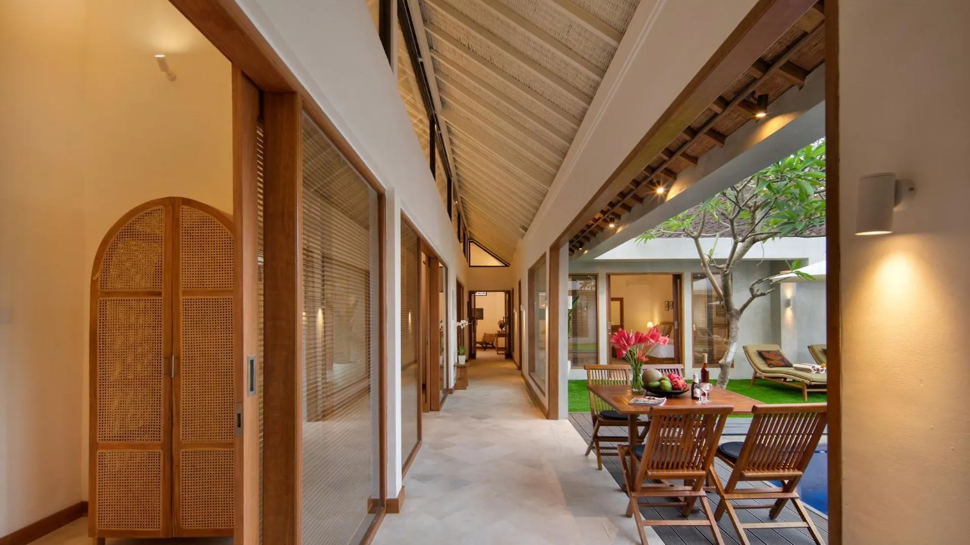 New, Seminyak 8 Bed,10 Bath Villa, Best Location 别墅 塞米亚克