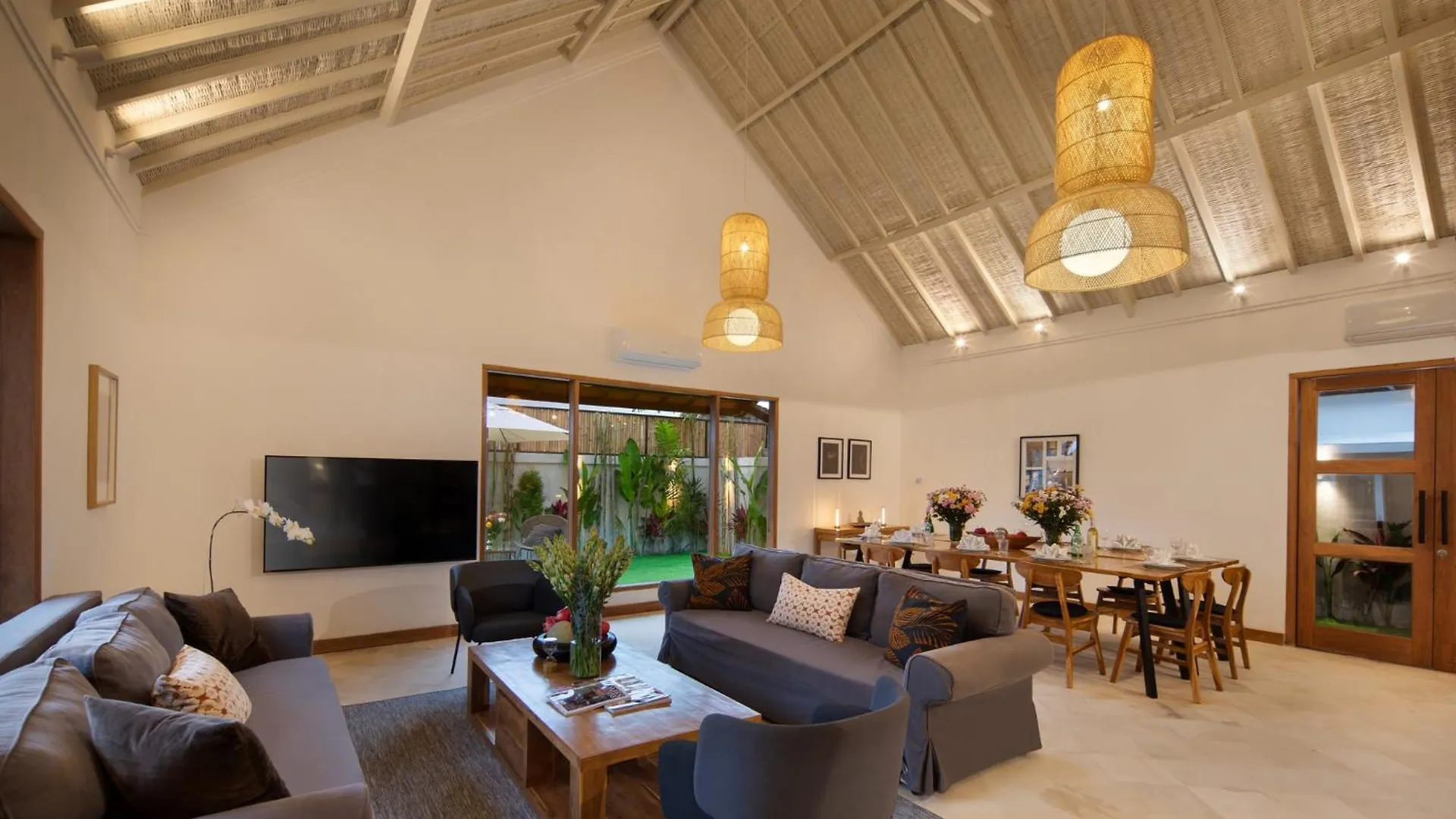 New, Seminyak 8 Bed,10 Bath Villa, Best Location 别墅 塞米亚克
