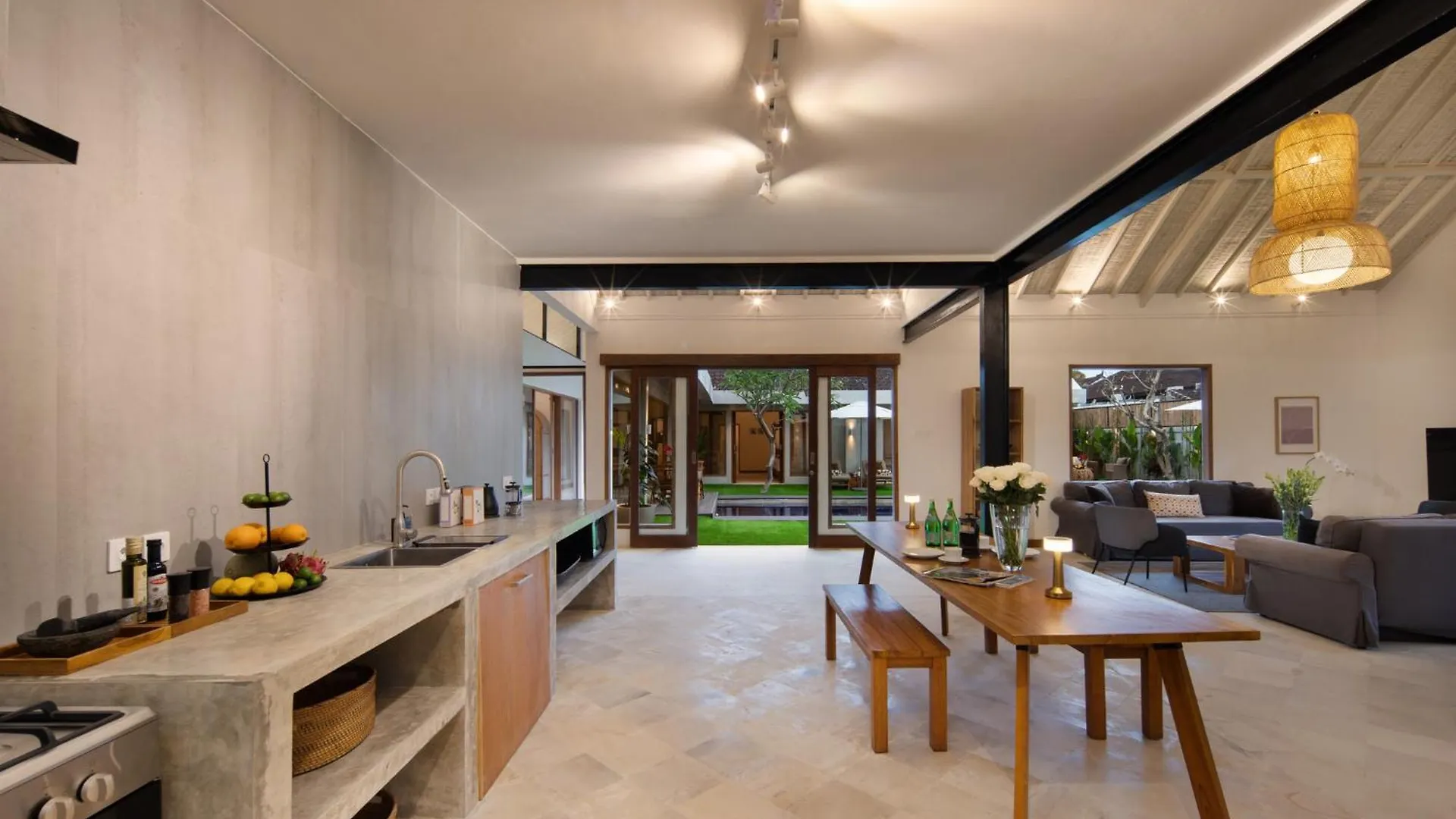 New, Seminyak 8 Bed,10 Bath Villa, Best Location 印尼
