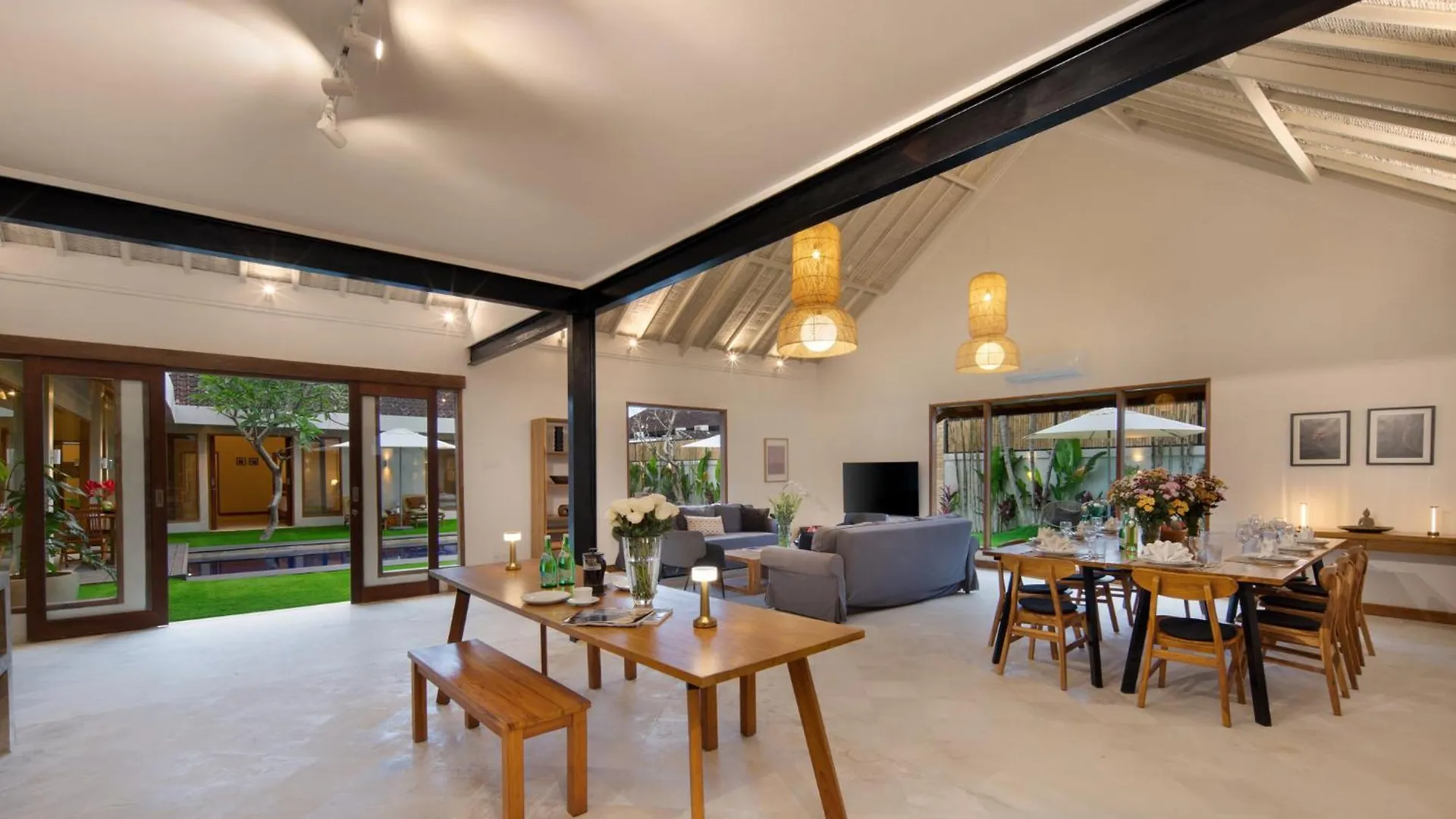 New, Seminyak 8 Bed,10 Bath Villa, Best Location 别墅 塞米亚克