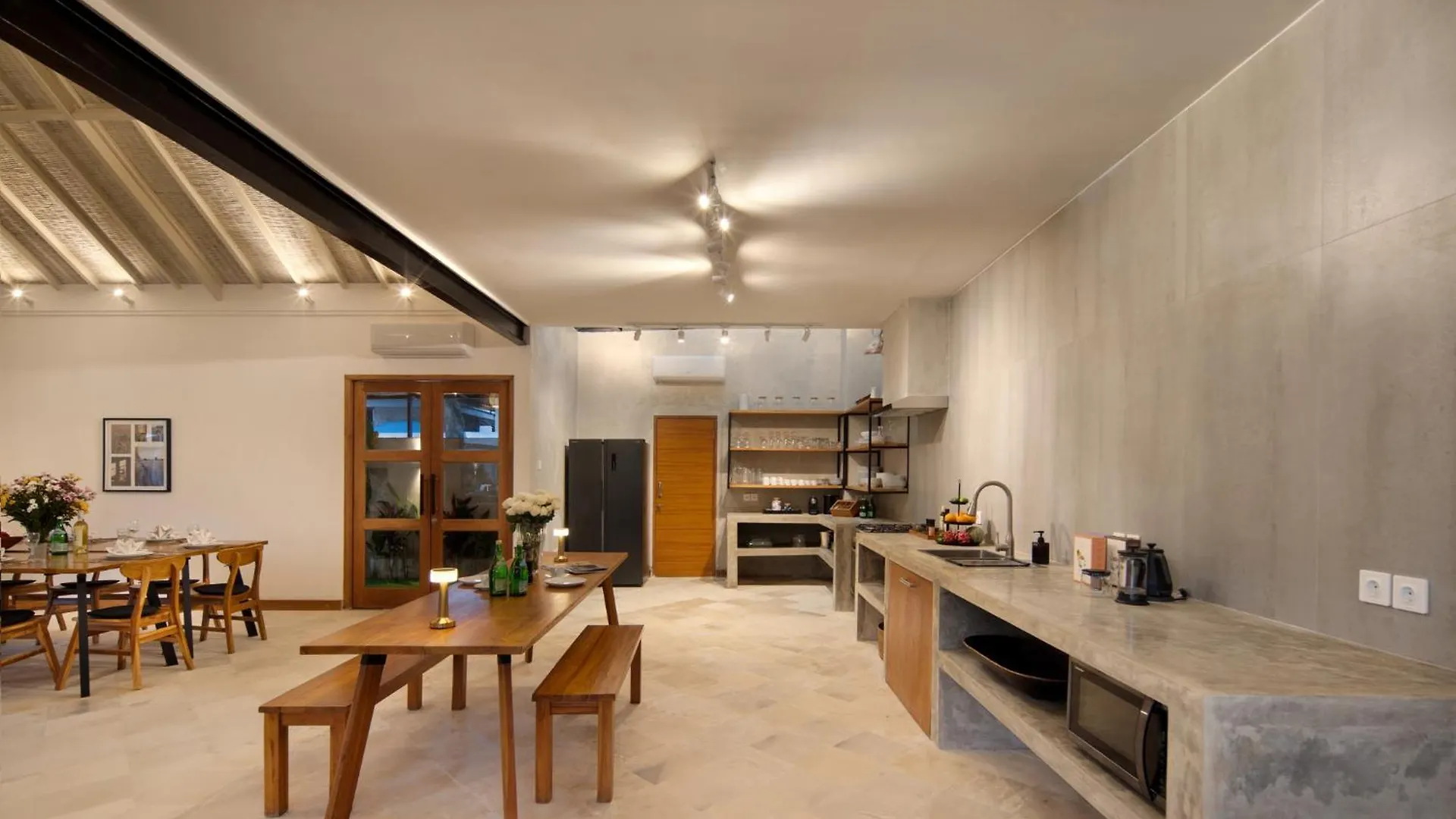 New, Seminyak 8 Bed,10 Bath Villa, Best Location 别墅