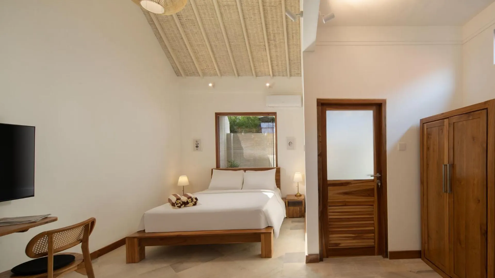 New, Seminyak 8 Bed,10 Bath Villa, Best Location 别墅 塞米亚克