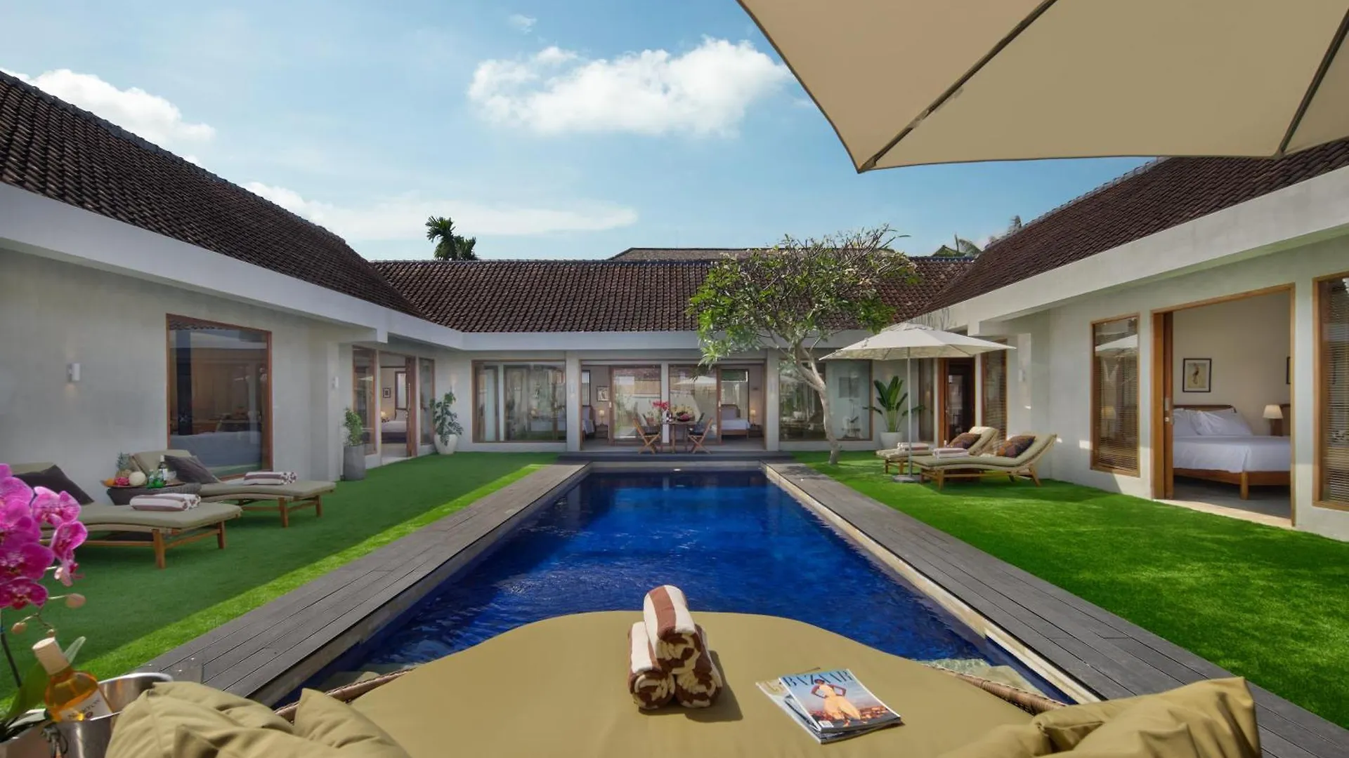 New, Seminyak 8 Bed,10 Bath Villa, Best Location 塞米亚克