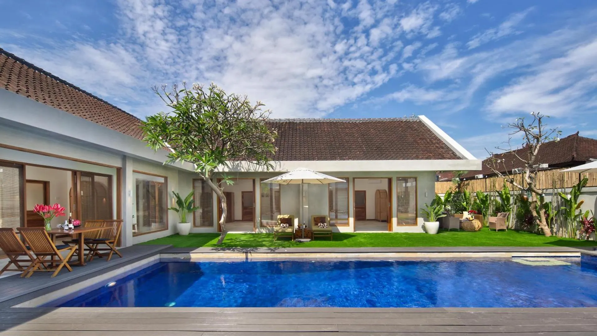 New, Seminyak 8 Bed,10 Bath Villa, Best Location 别墅