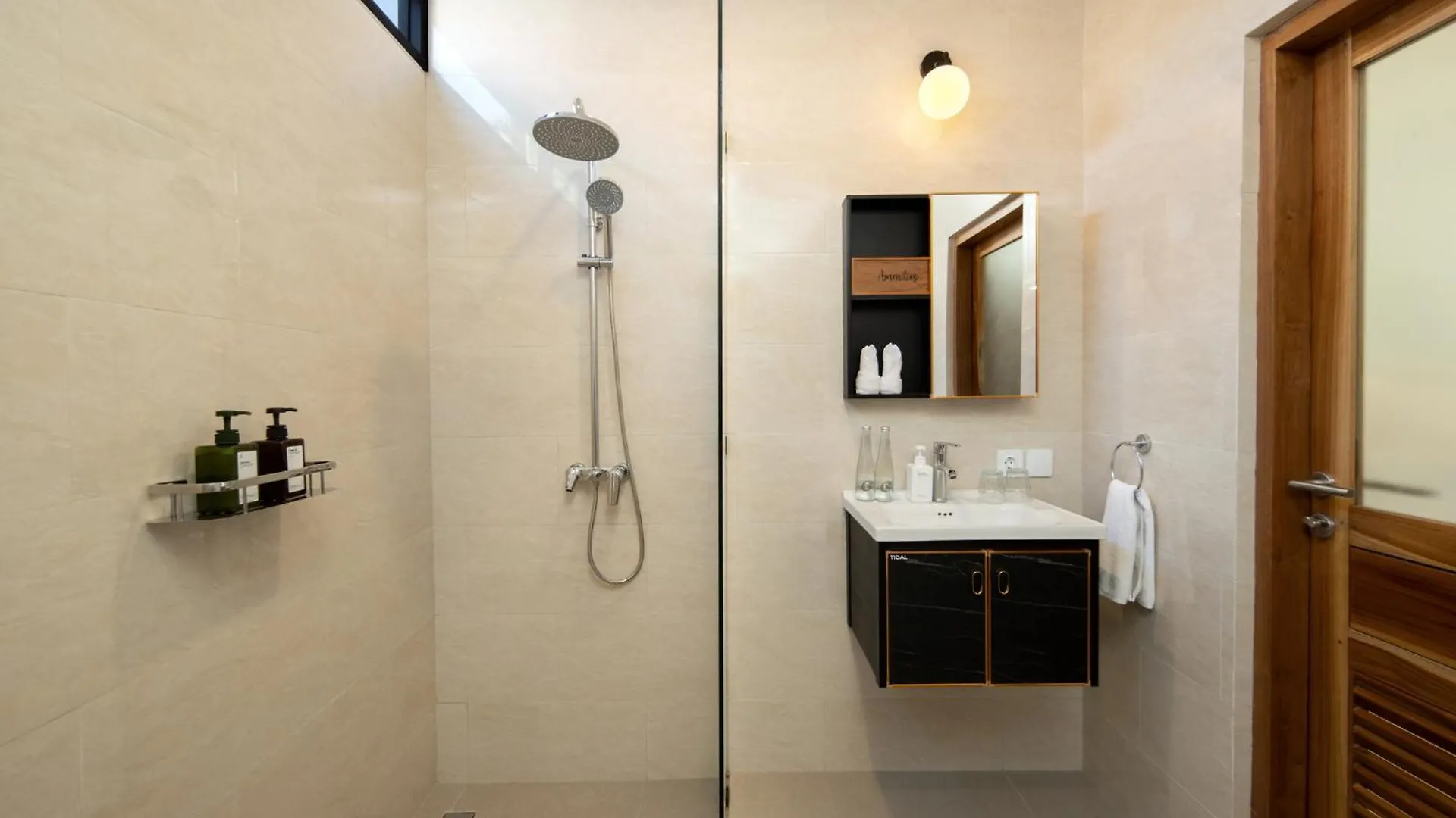 New, Seminyak 8 Bed,10 Bath Villa, Best Location 塞米亚克