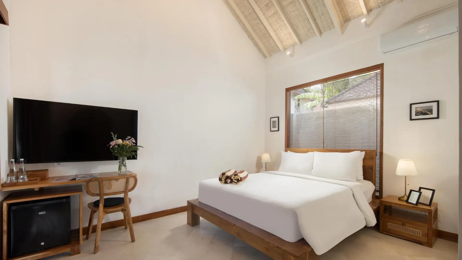 New, Seminyak 8 Bed,10 Bath Villa, Best Location 塞米亚克