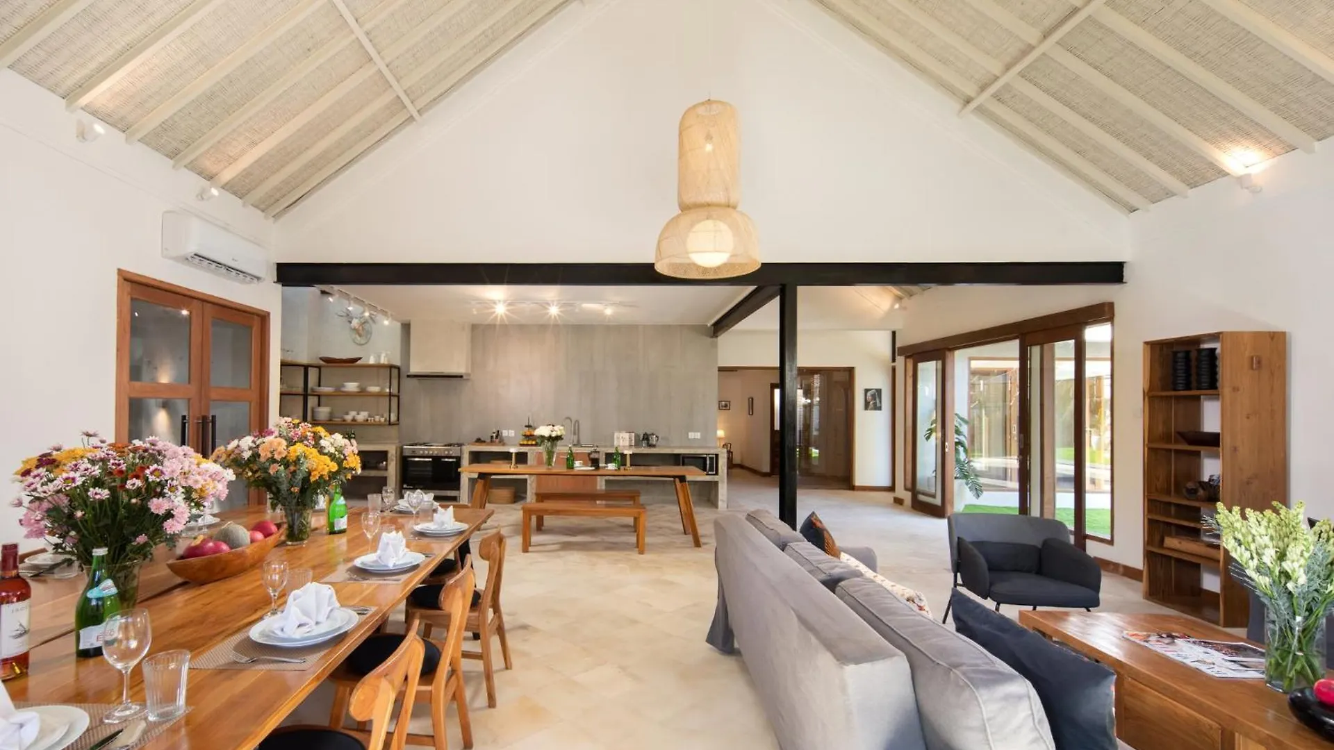 New, Seminyak 8 Bed,10 Bath Villa, Best Location 0*, 塞米亚克