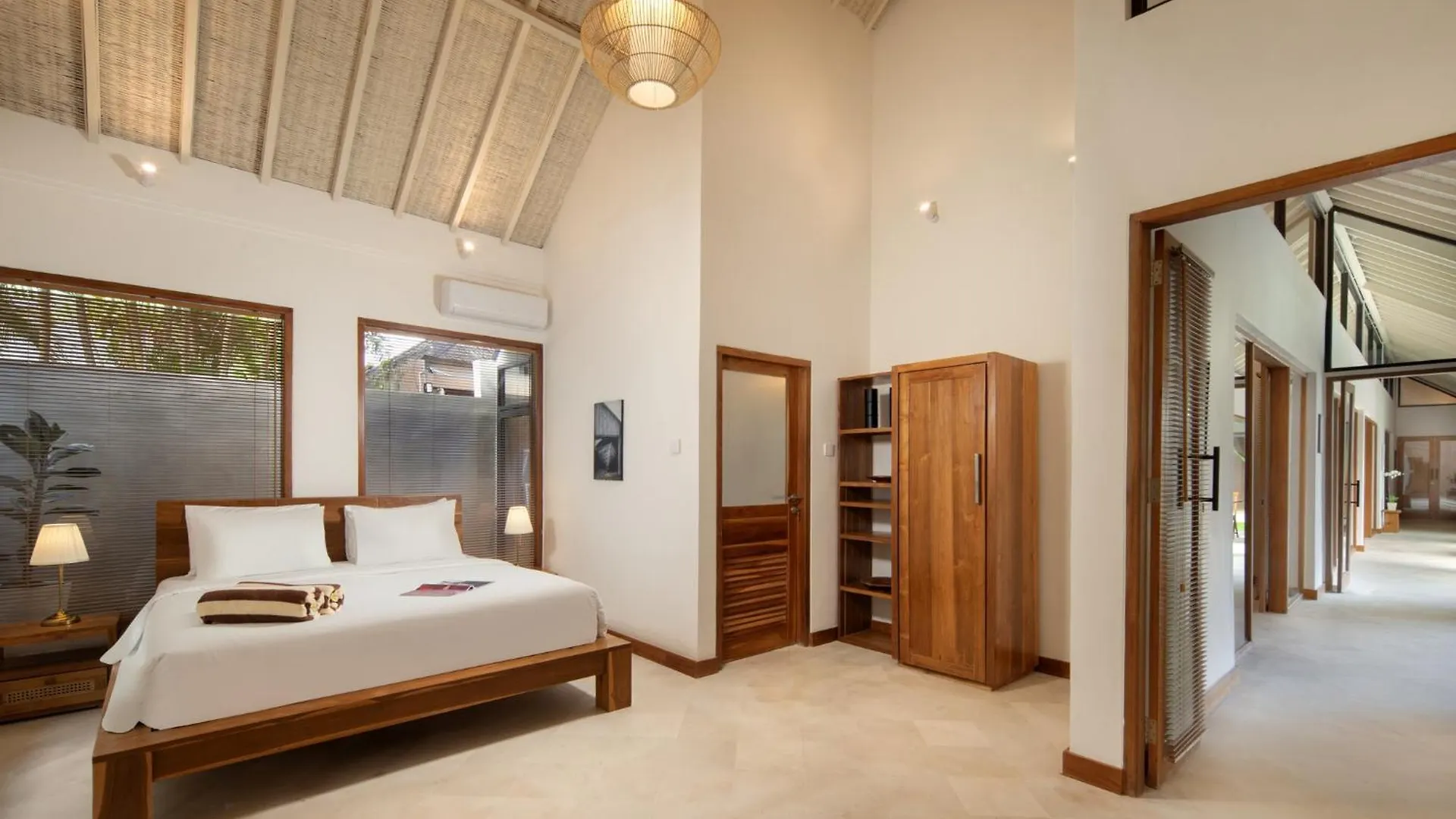 New, Seminyak 8 Bed,10 Bath Villa, Best Location 别墅