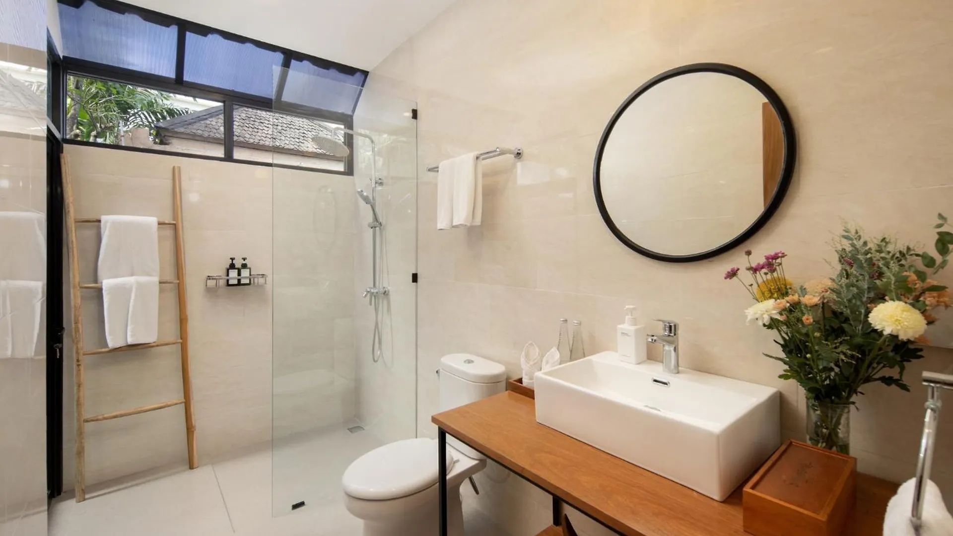 Villa New, Seminyak 8 Bed,10 Bath Villa, Best Location Indonesien