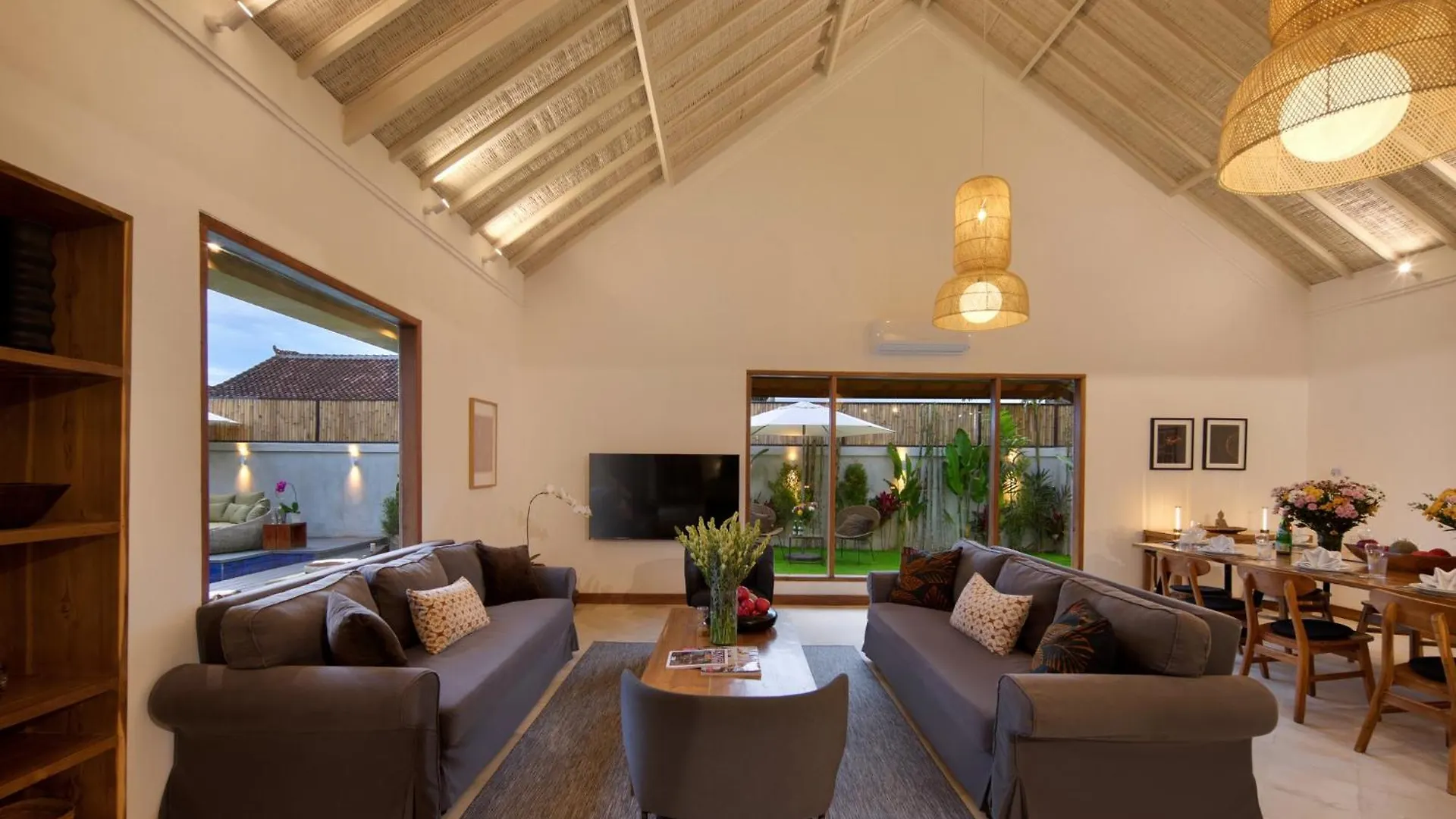 Vila New, Seminyak 8 Bed,10 Bath Villa, Best Location