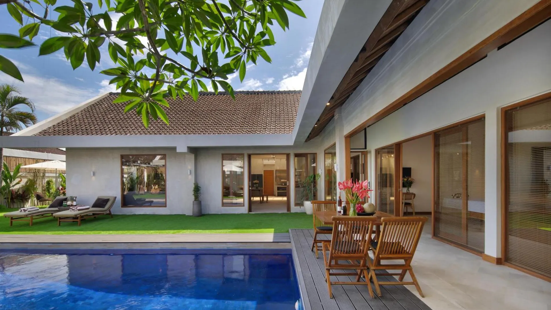 New, Seminyak 8 Bed,10 Bath Villa, Best Location Vila